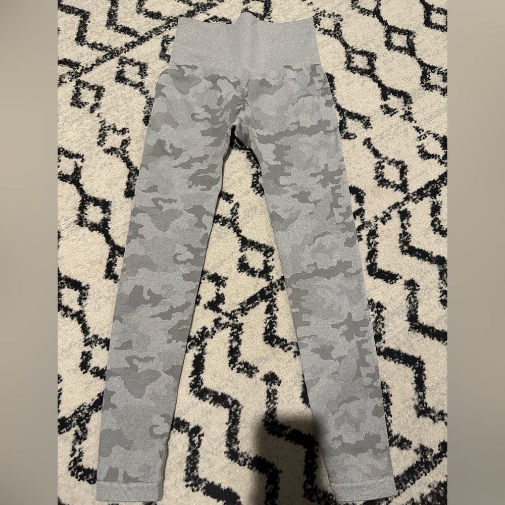 Grey camo scrunch booty leggings